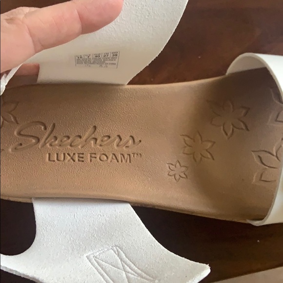 Sketchers luxeFoam White Wedge Sandals Sz 10 NWOT - Picture 7 of 9